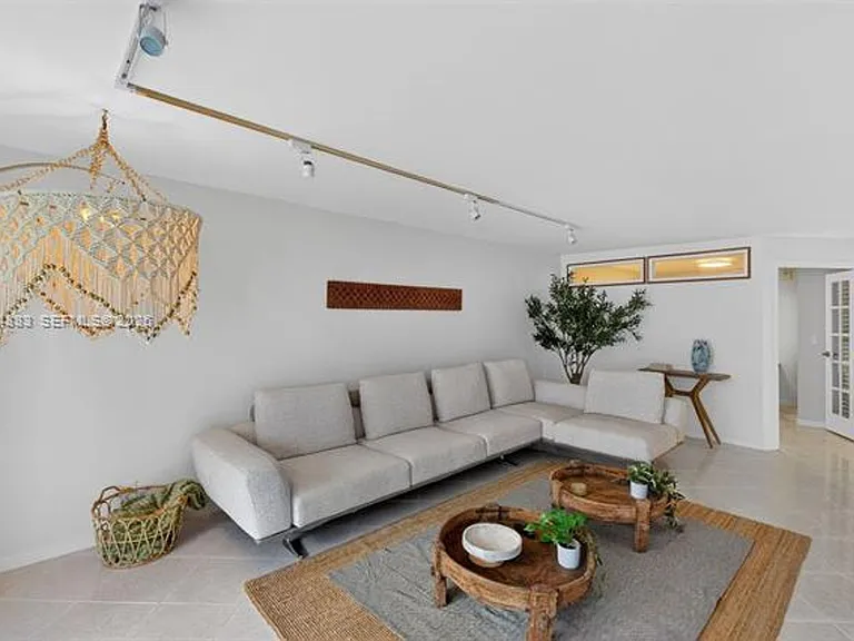 2401 Collins Ave #1406 — Photo 2