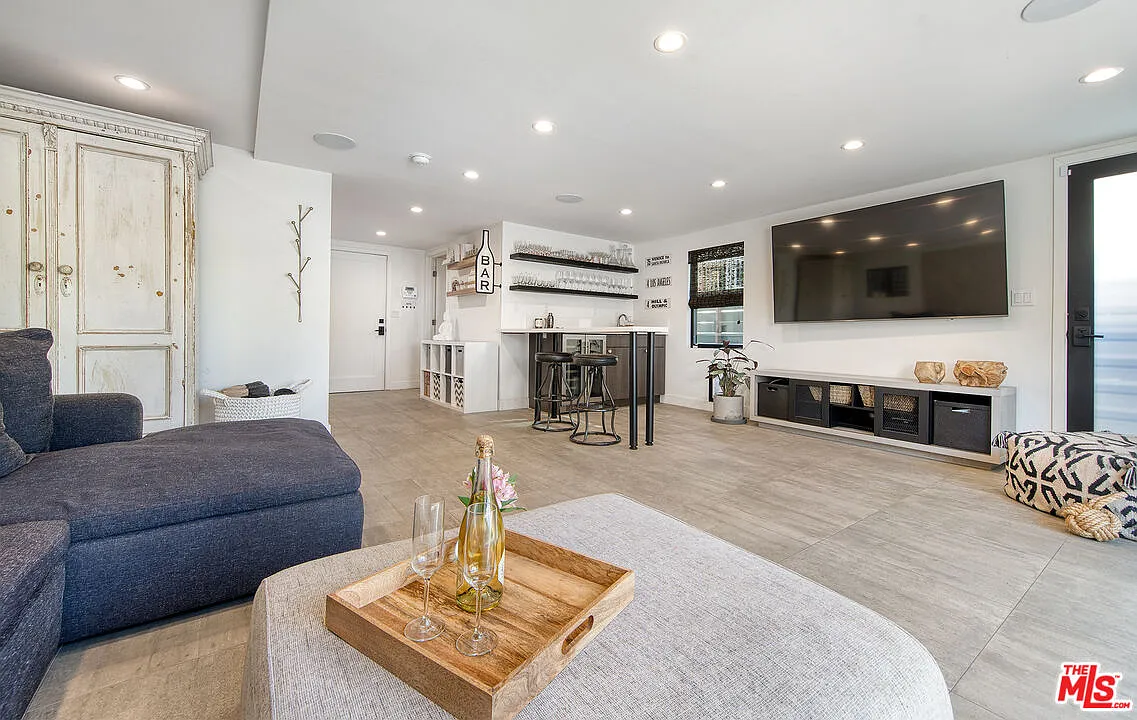 3 bed, 5.0 bath, 2488 sqft, $12,500 — Photo 4
