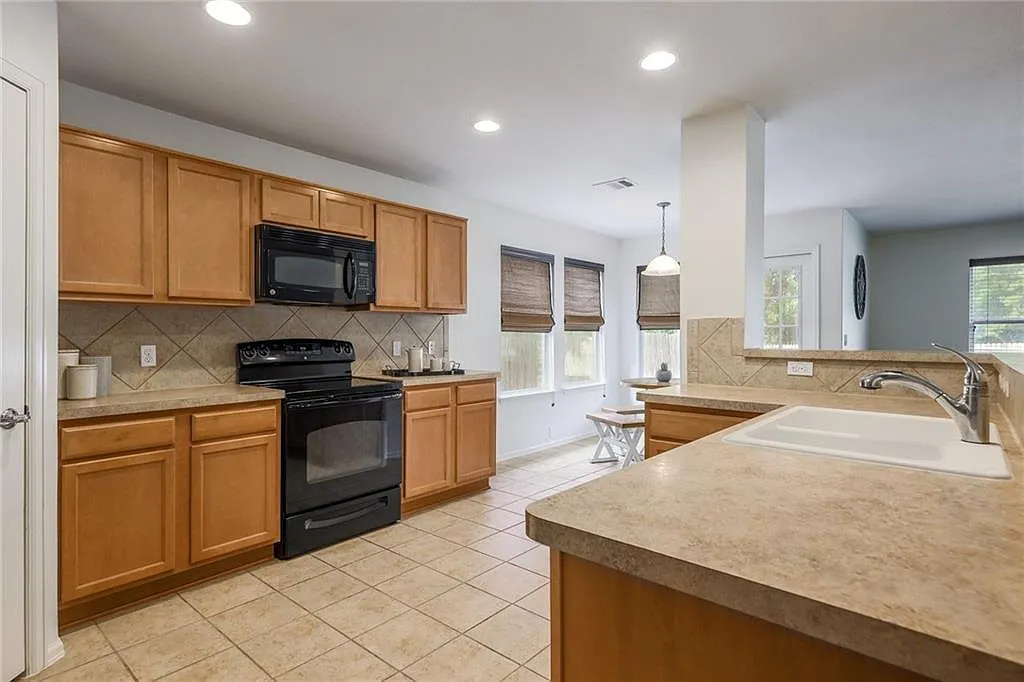 3 bed, 2.0 bath, 1804 sqft, $2,095 — Photo 1