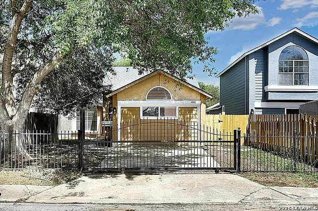 3 bed, 1.0 bath, 1221 sqft, $1,295 — Photo 2
