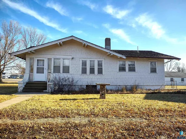 610 E 3rd St, Miller, SD 57362