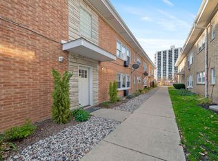 505 W Front St APT 8, Wheaton, IL 60187