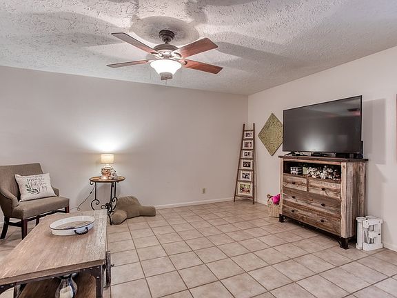 4th image of 211 Manor Dr