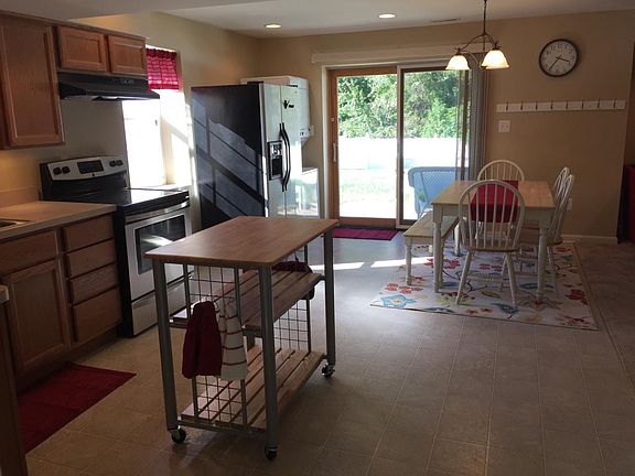 Fully furnished kitchen/sliding door entry