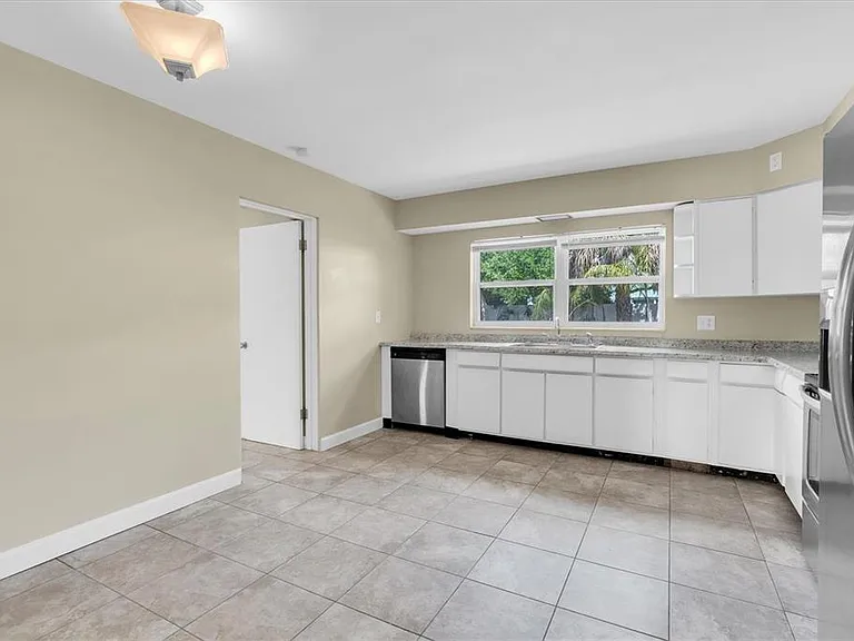 333 72nd Ave — Photo 9