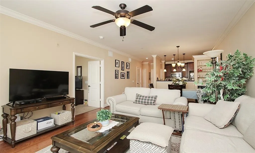 1 bed, 1.5 bath, 819 sqft, $1,600 — Photo 2
