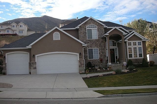 1st image of 644 E Rocky Knoll Ln