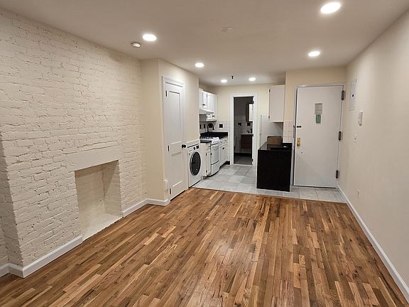 2nd image of 407 W 39th St #W4b