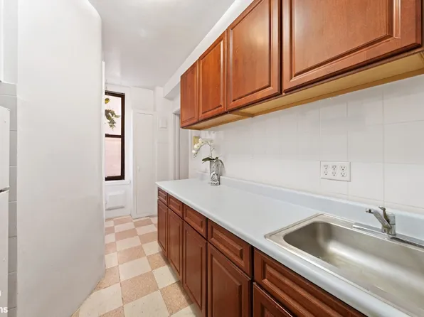 395 Riverside Drive image 3 of 6