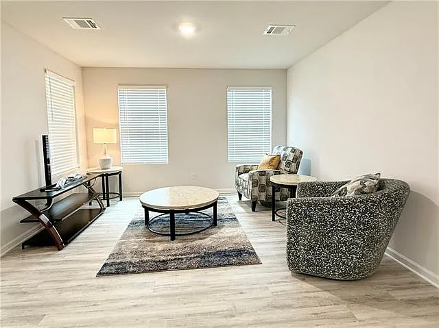3 bed, 2.0 bath, 1343 sqft, $2,200 — Photo 3