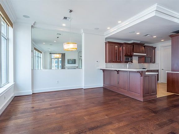 4th image of 2555 N Pearl St #1304H