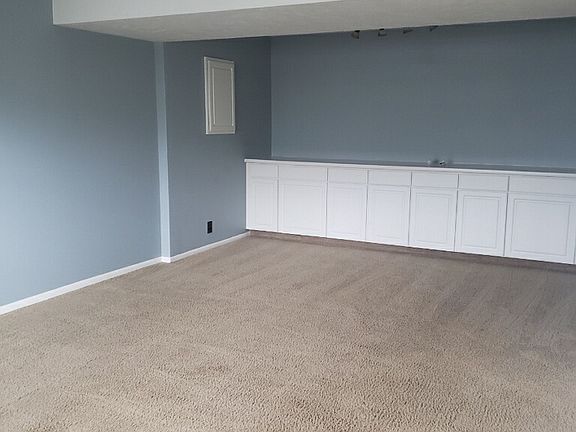 Big family room w/built-ins