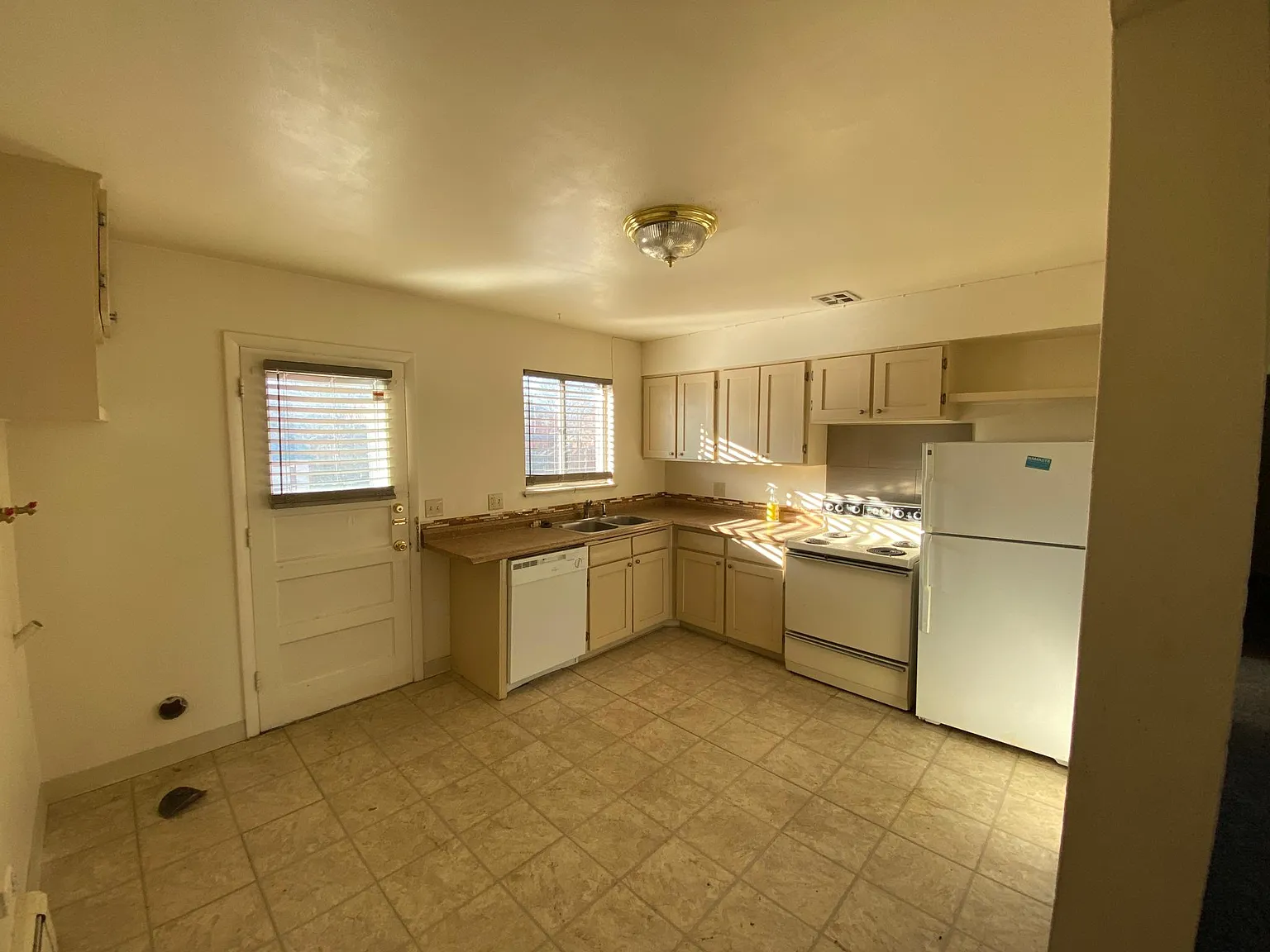 2 bed, 745 sqft, $1,200 — Photo 2