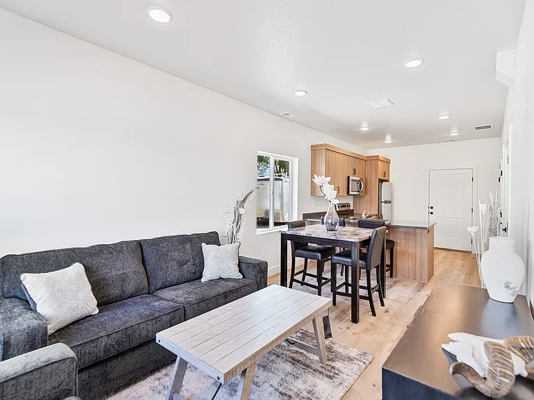 172 N 400 W #8 — Photo 15