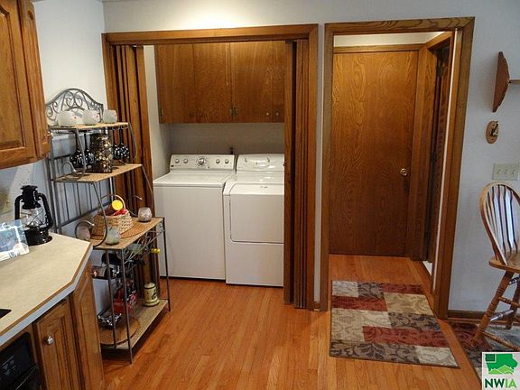 5th image of 204 10th Ave SE