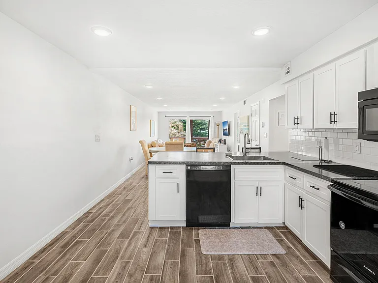 1318 S Miramar Ave #208 — Photo 5