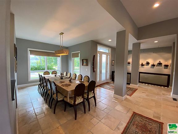 5th image of 400 Bay Hill Cir