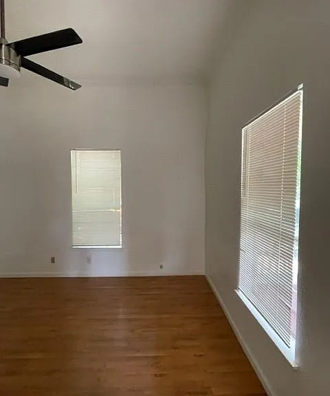 208 Medina St — Photo 3