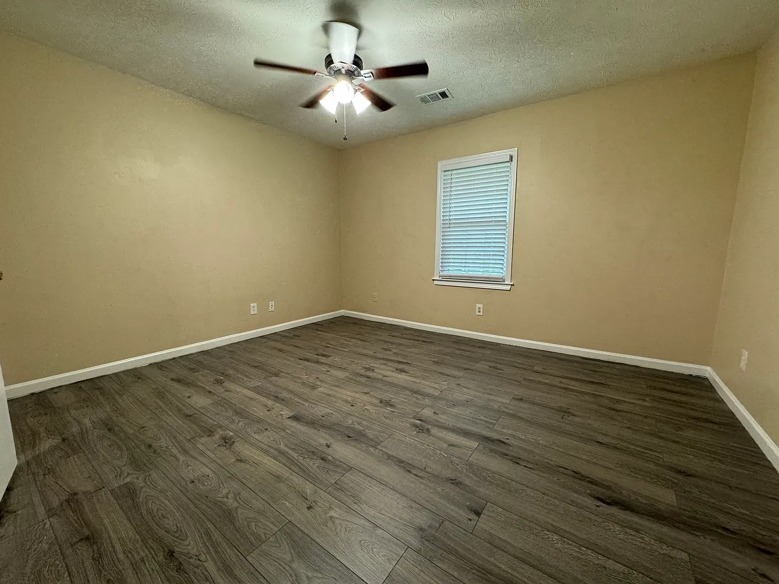 2 bed, 1100 sqft, $1,600 — Photo 2