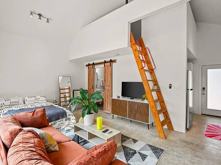 2111 E 8th St #ADU — Photo 4