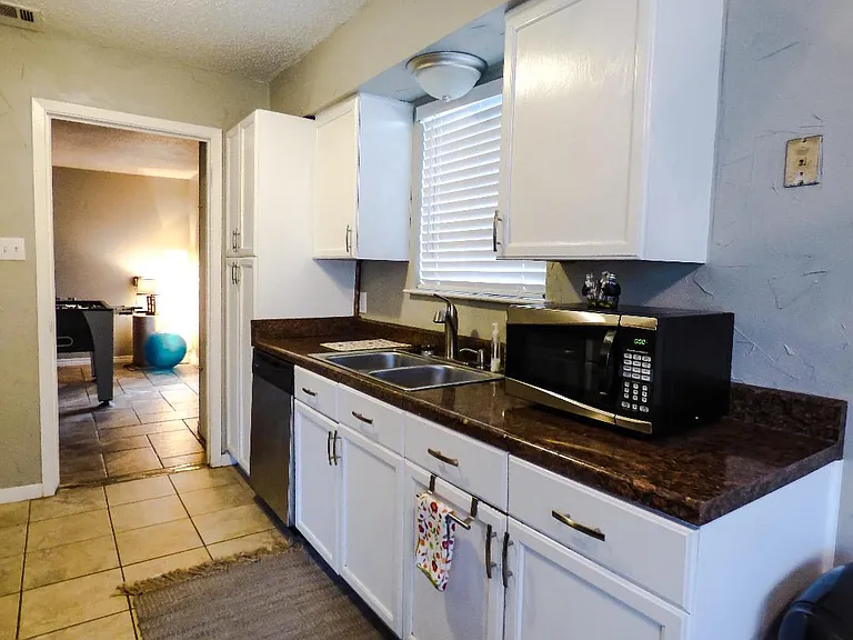 1102 Echo Ln — Photo 4