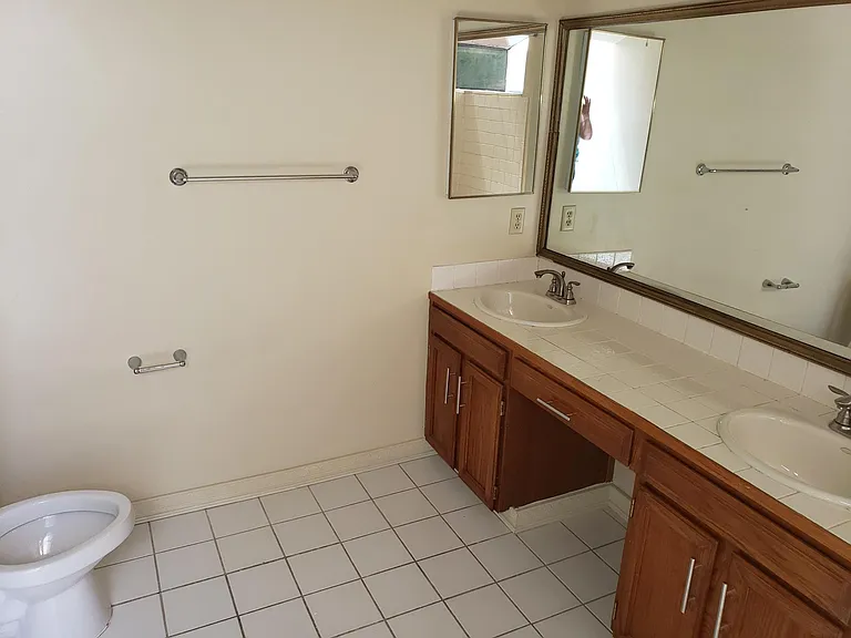1536 S River Dr — Photo 4