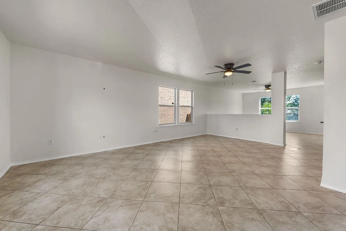 3 bed, 3.0 bath, 2308 sqft, $1,850 — Photo 2