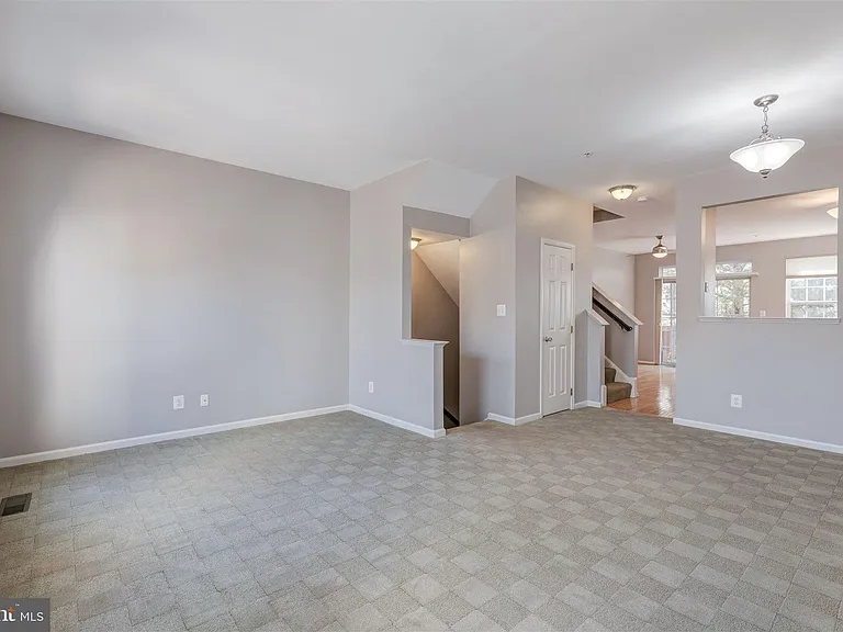 5140 Donovan Dr — Photo 2