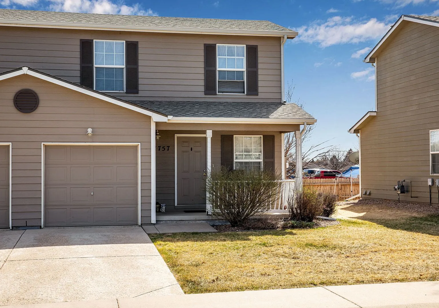 Look and Lease Special $200 off your first month's rent! Adorable 2 bedroom townhome with garage! — Photo 2