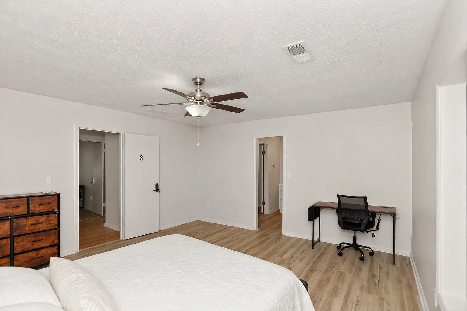 4 bed, 3.0 bath, 3000 sqft, $1,092 — Photo 1