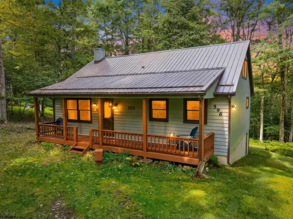 596 Hemlock Cir, Terra Alta, WV 26764