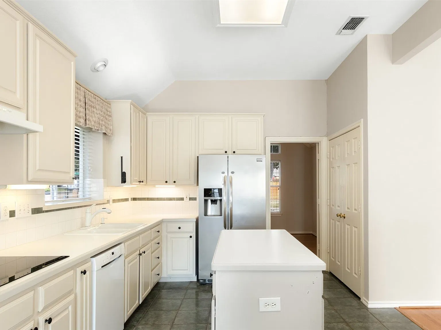 3 bed, 2.0 bath, 2248 sqft, $2,350 — Photo 4