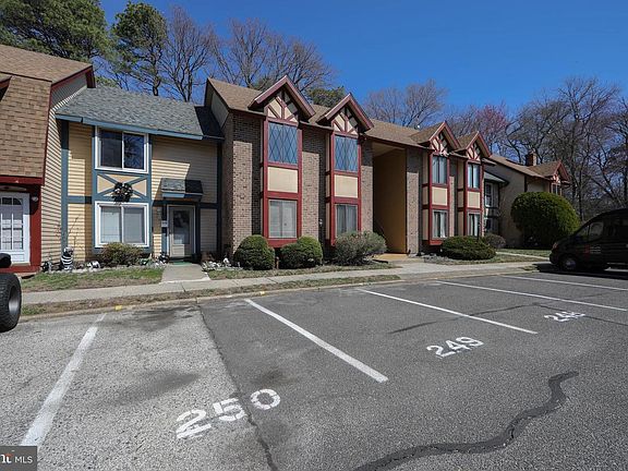 3rd image of 108 Chelsea Cir