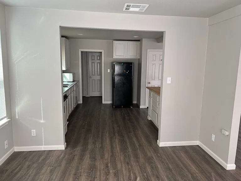 500 W Parkway St — Photo 12