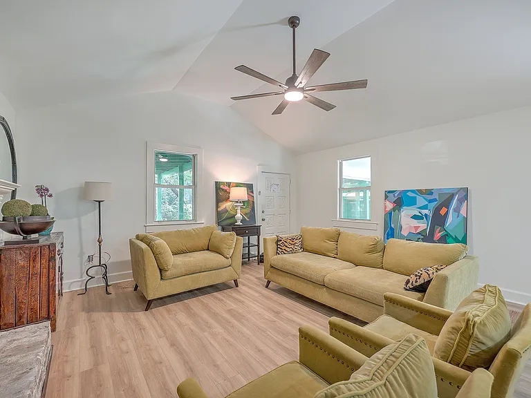 1136 Marquis Rd — Photo 5