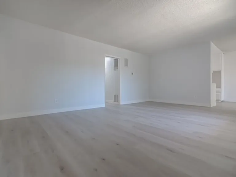4060 Stevely Ave — Photo 8