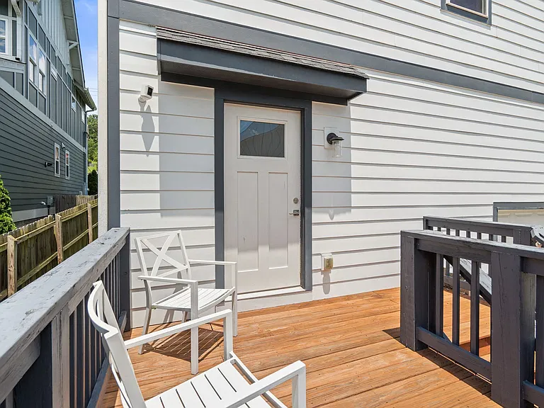 2038 Straightway Ave — Photo 4