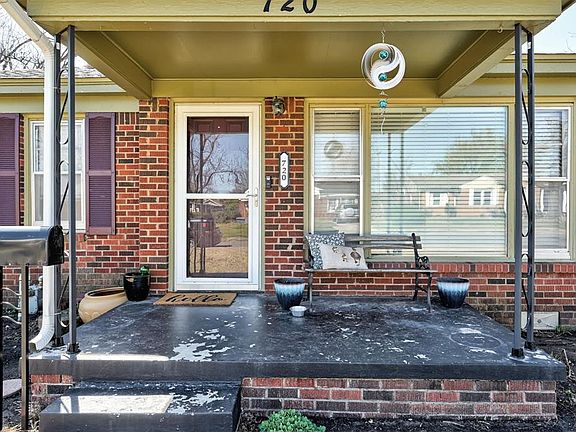 3rd image of 720 SW 52nd St