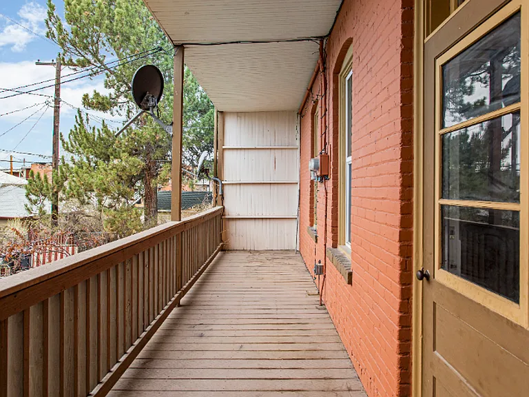 820-822 W Silver St — Photo 19