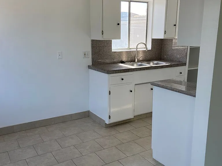 21020 Reynolds Dr — Photo 2
