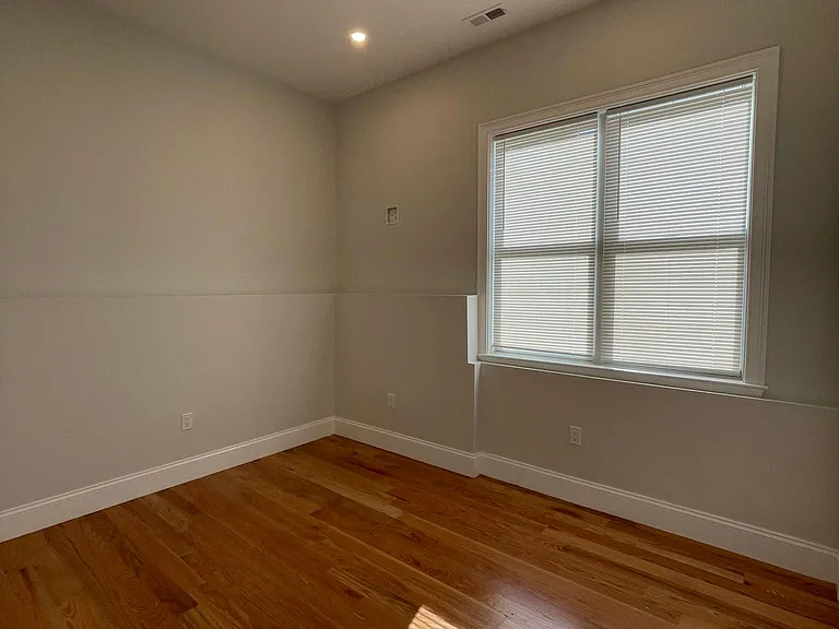 216 W Broadway #1 — Photo 10