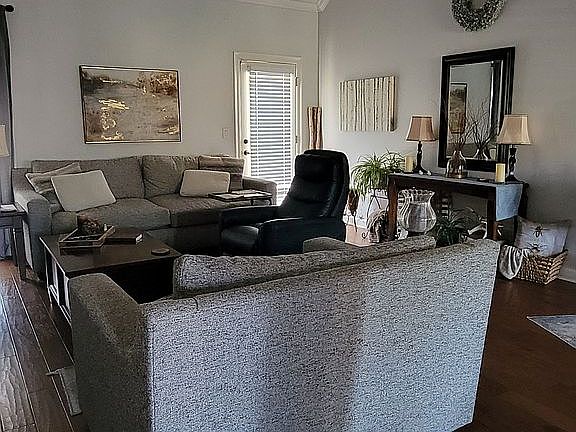 5th image of 1055 Mark Cir