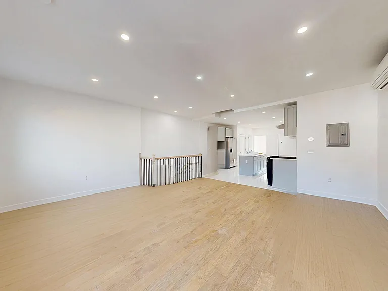 2346 E 2nd St #2 — Photo 2