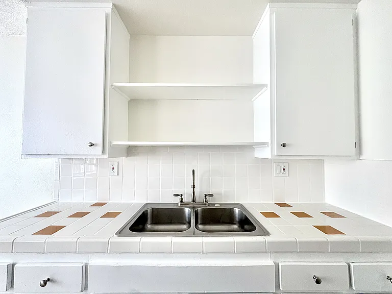 1226 E 7th St #11 — Photo 7