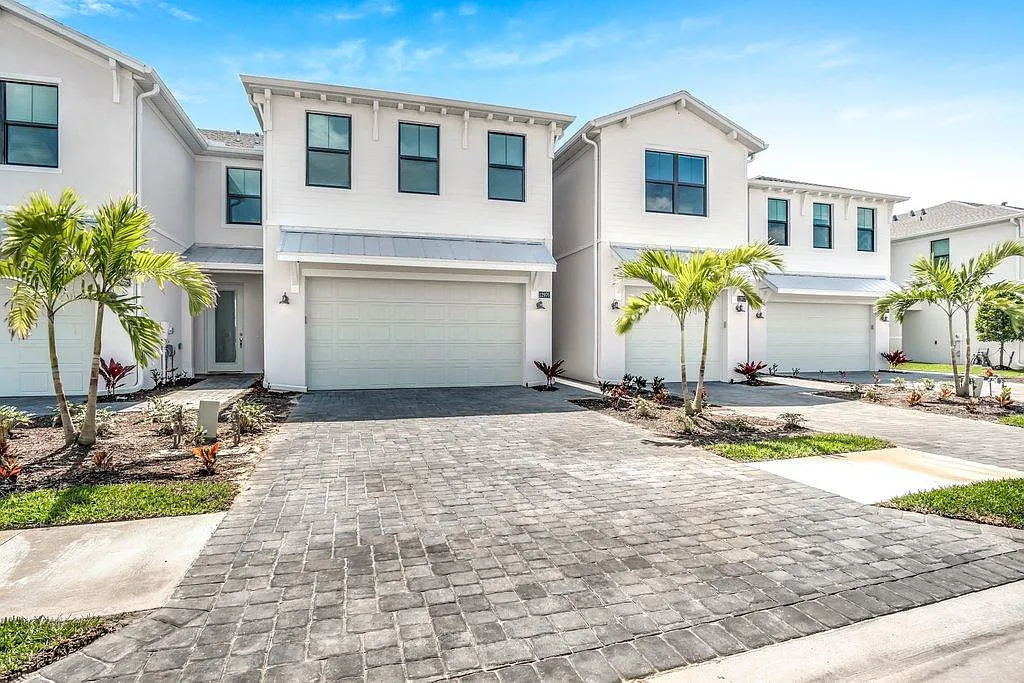 12976 Pembroke Dr — Photo 1