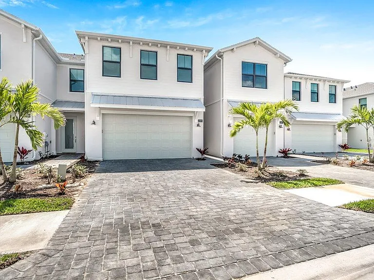 12976 Pembroke Dr — Photo 1