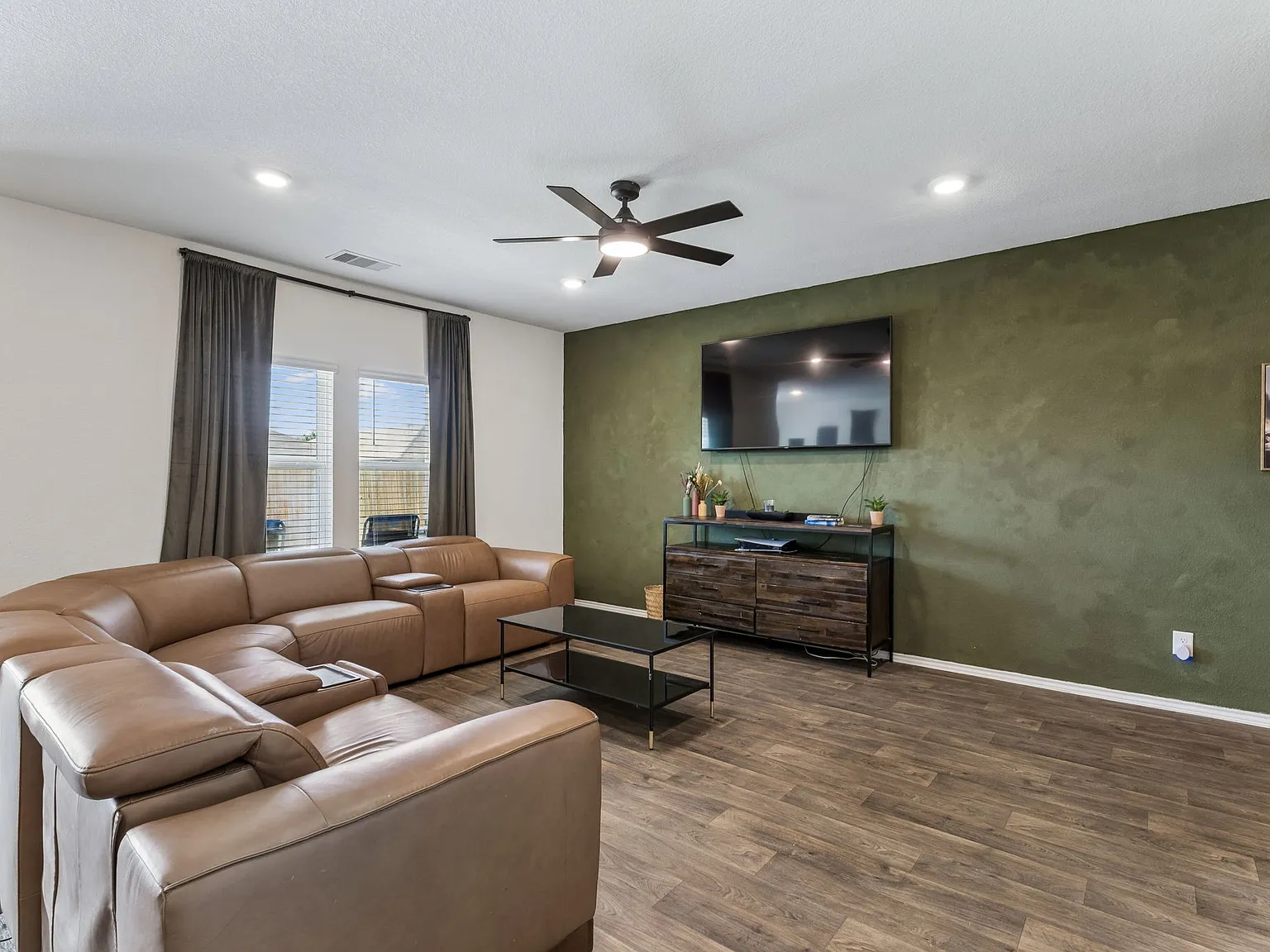 4 bed, 2590 sqft, $1,950 — Photo 3