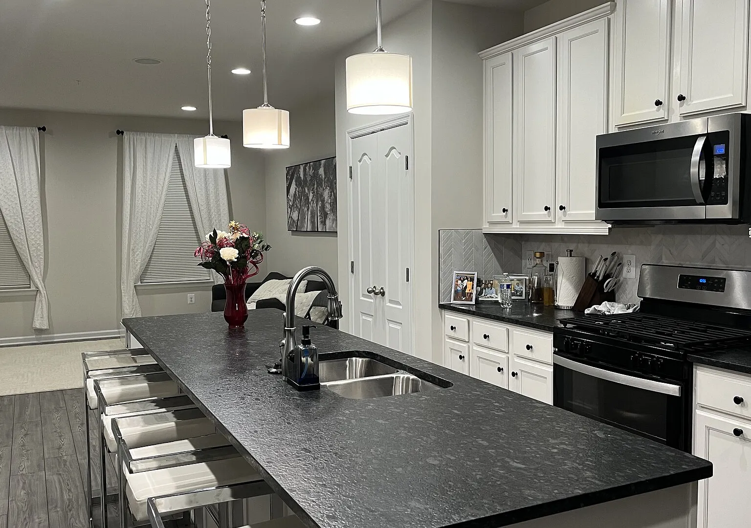 New Beautifully Maintained Townhouse in Quiet Community — Photo 1