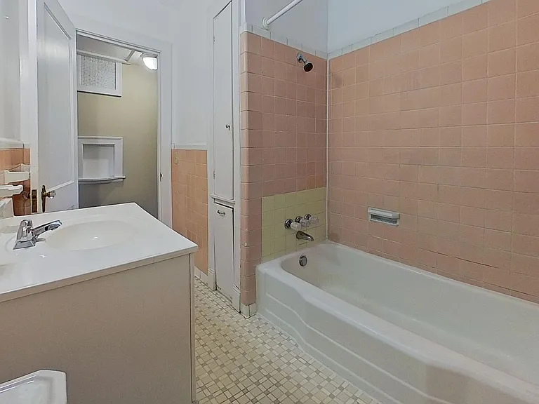 charming 2-bedroom, 1-bath upstairs rental — Photo 6