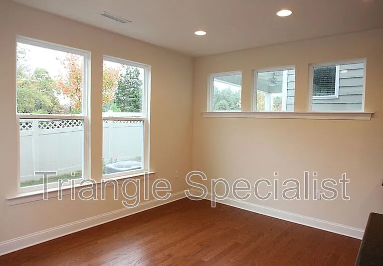 215 Begen St — Photo 6